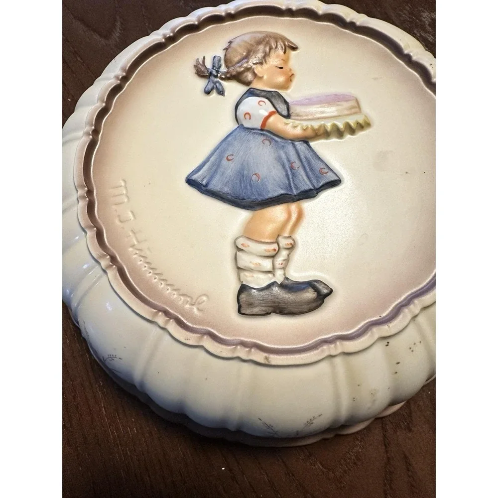 1989 Vintage M.J. Hummel‎ Goebel Girl With Cake Kitchen Wall Hanging Mold VTG